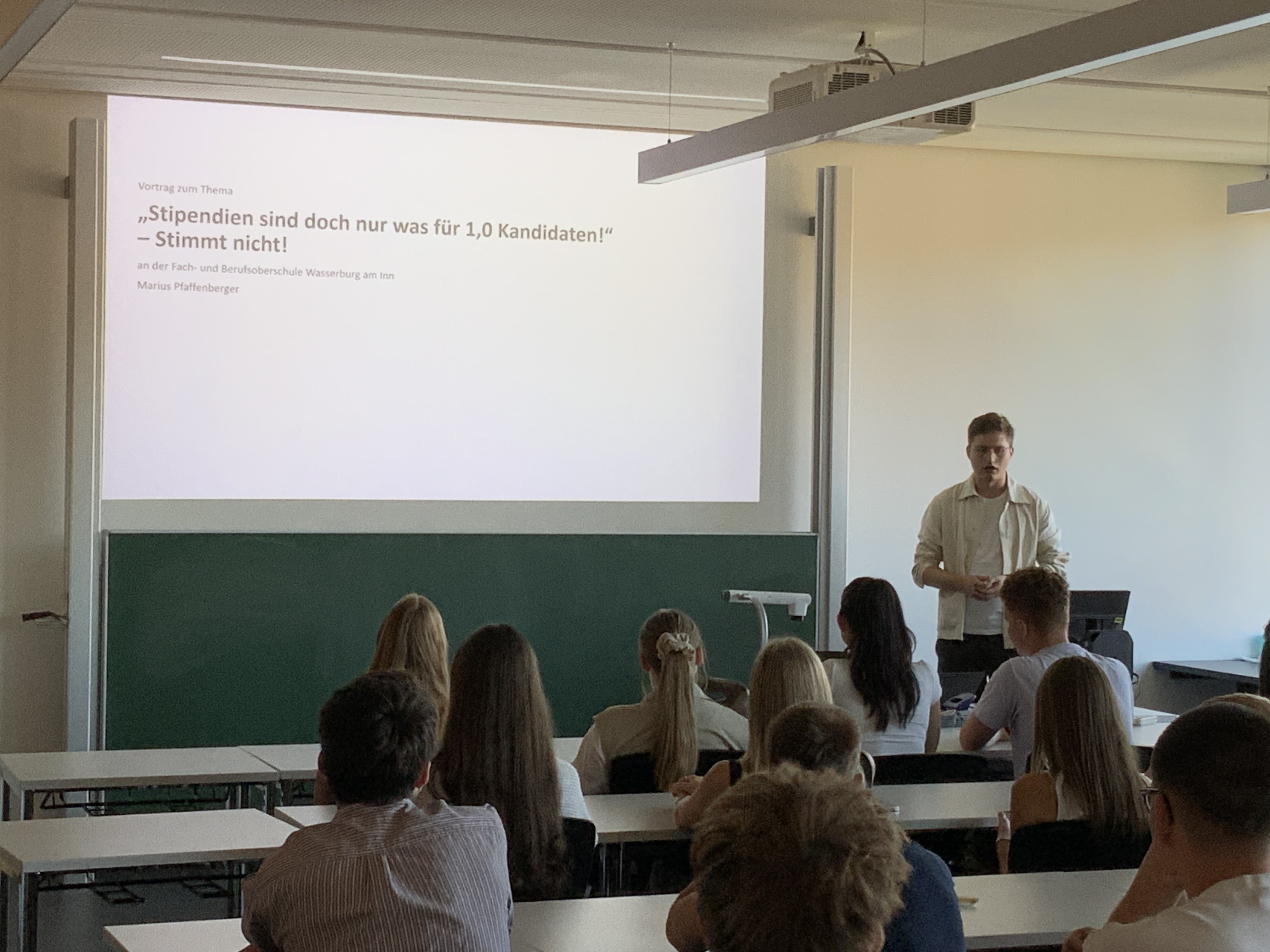 Arbeitgeber und Studienanbieter werben um FOSBOS Schüler